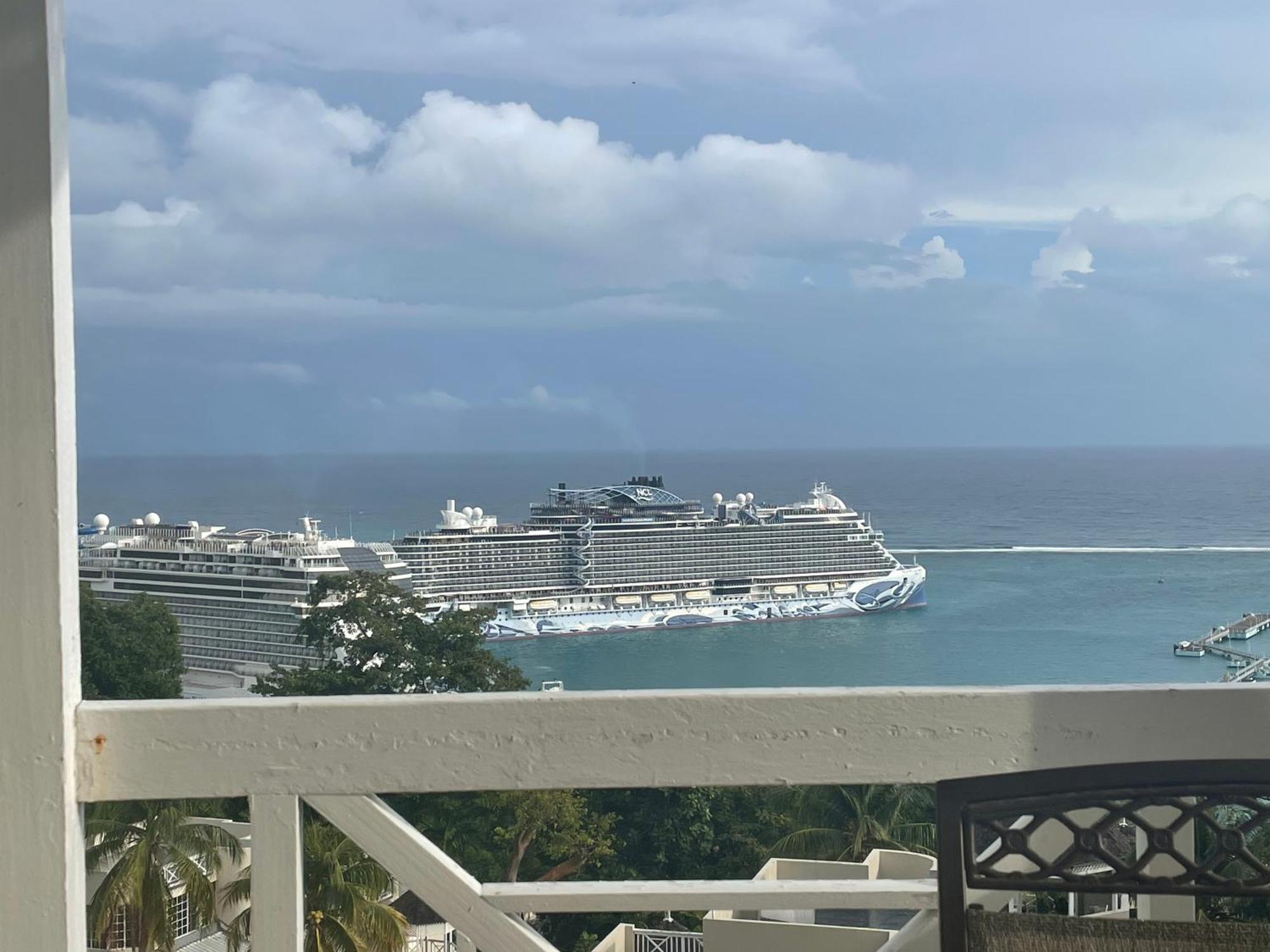 Oceanbreeze Jamaica Penthouse, 7-Minute Walk To Beach أوشو ريوس المظهر الخارجي الصورة