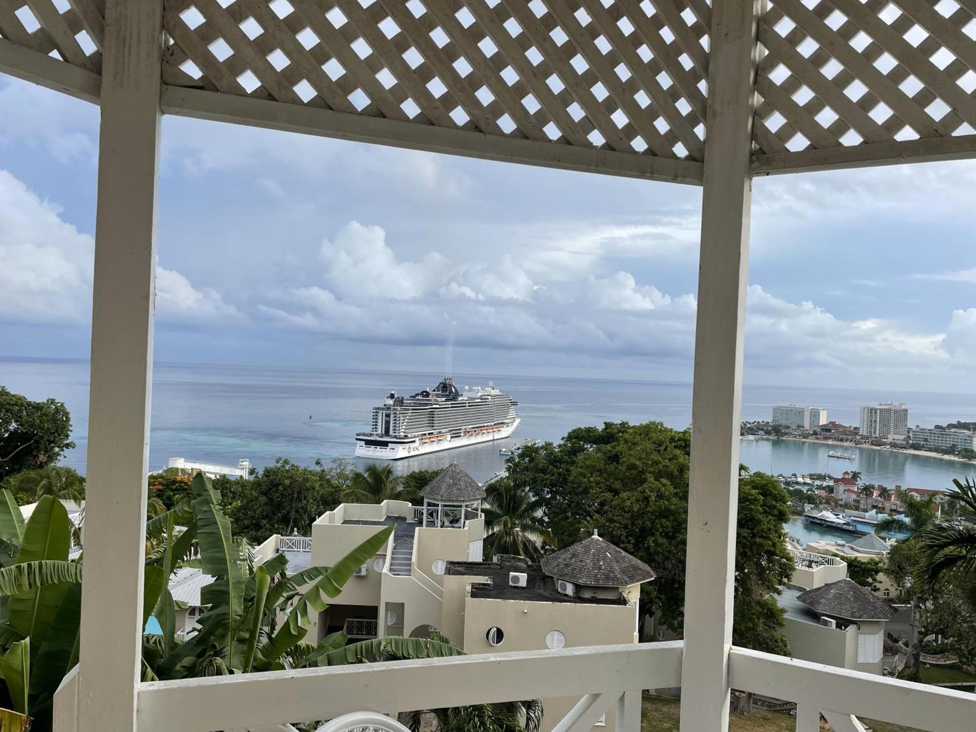 Oceanbreeze Jamaica Penthouse, 7-Minute Walk To Beach أوشو ريوس المظهر الخارجي الصورة