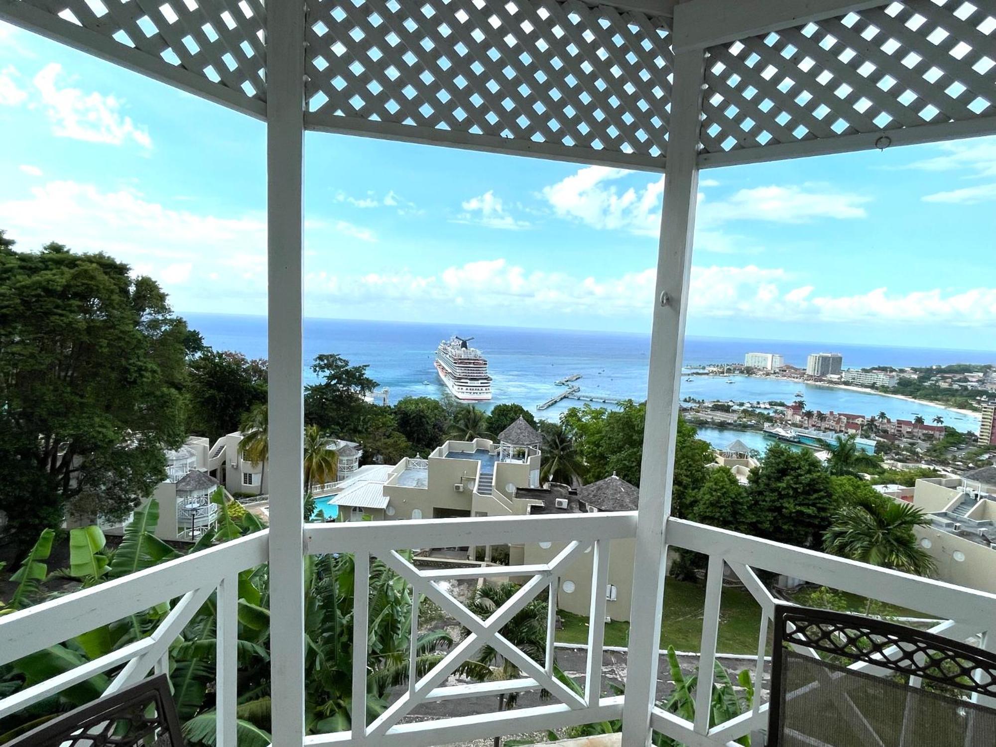 Oceanbreeze Jamaica Penthouse, 7-Minute Walk To Beach أوشو ريوس المظهر الخارجي الصورة