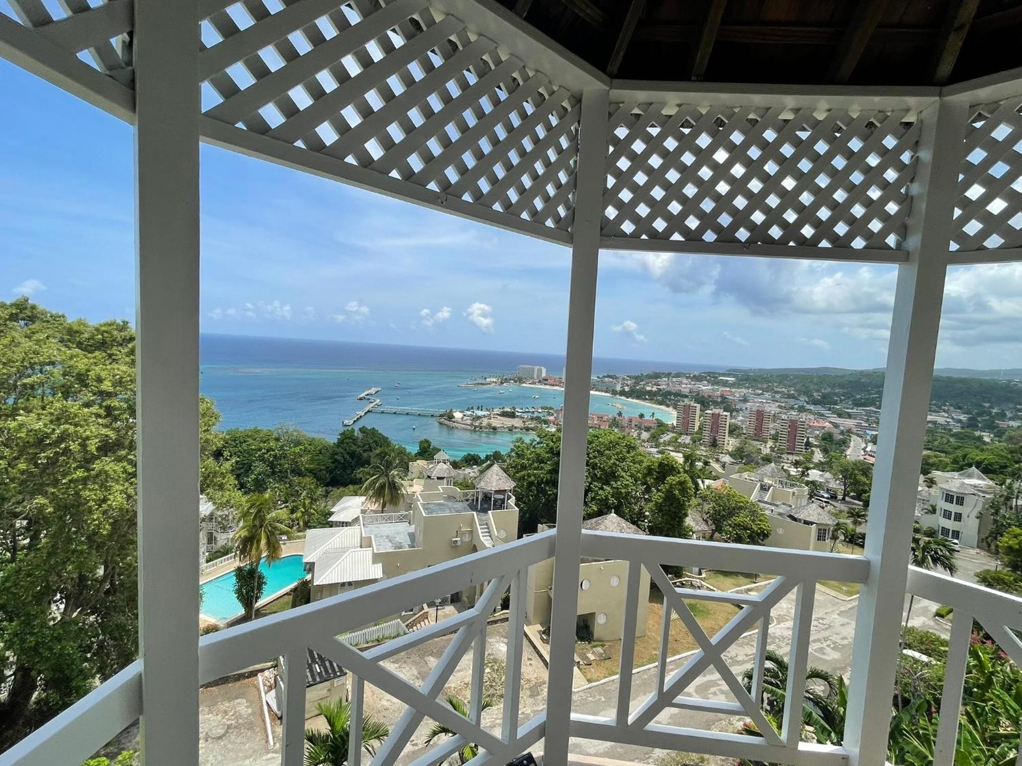 Oceanbreeze Jamaica Penthouse, 7-Minute Walk To Beach أوشو ريوس المظهر الخارجي الصورة