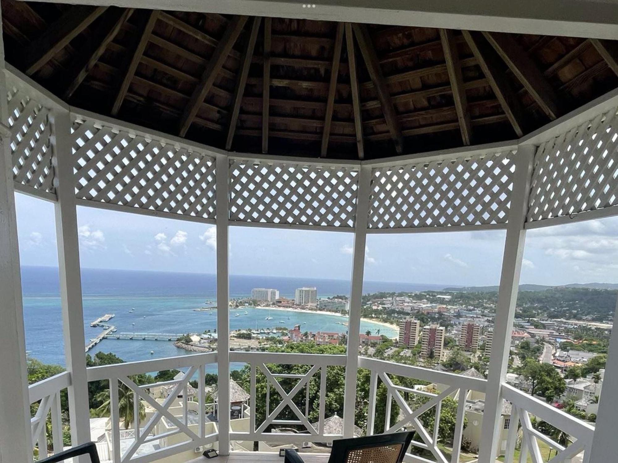 Oceanbreeze Jamaica Penthouse, 7-Minute Walk To Beach أوشو ريوس المظهر الخارجي الصورة