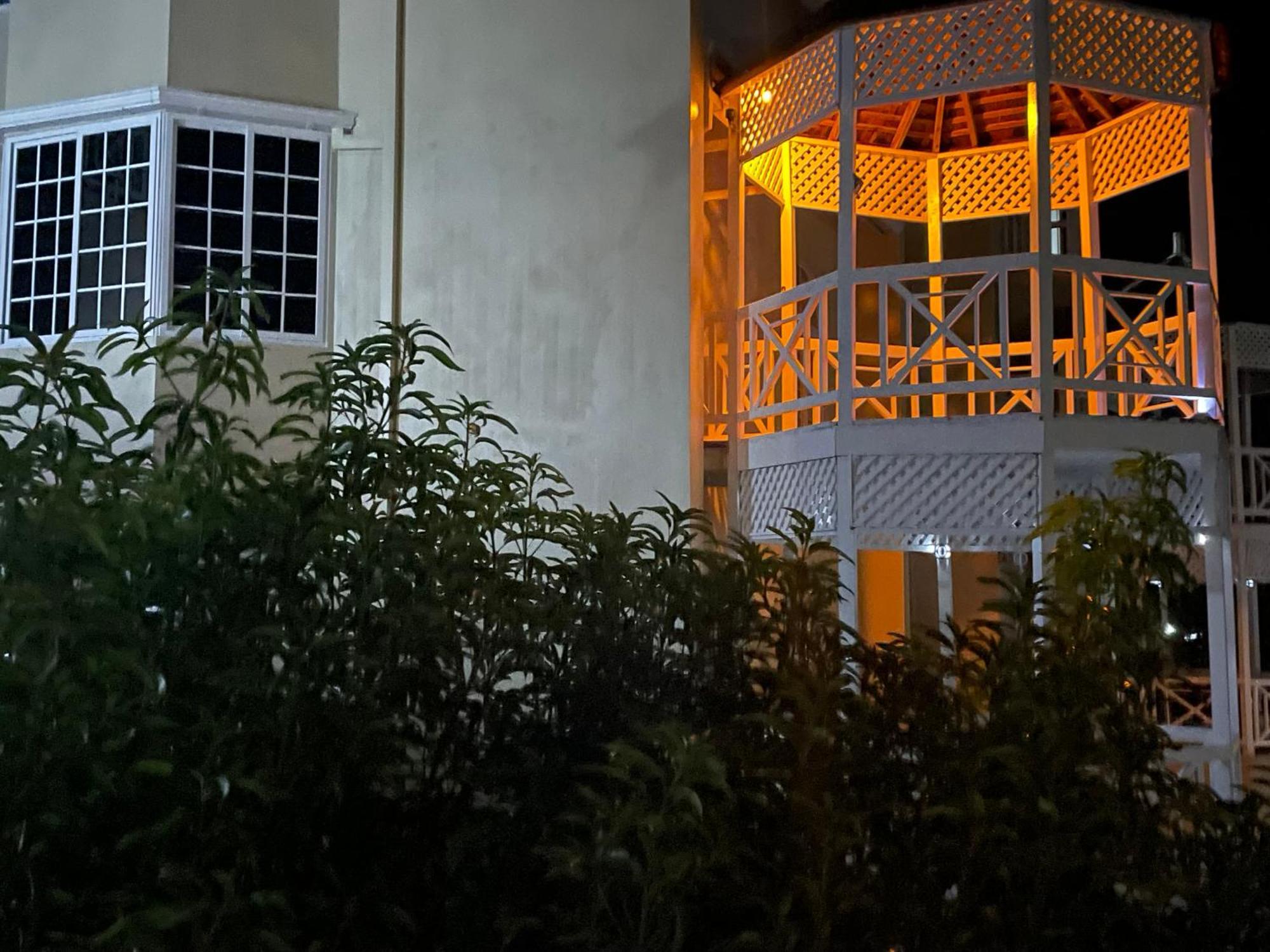Oceanbreeze Jamaica Penthouse, 7-Minute Walk To Beach أوشو ريوس المظهر الخارجي الصورة