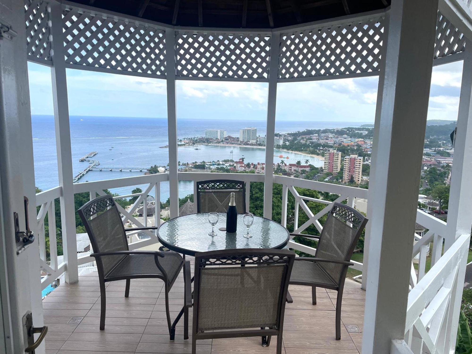 Oceanbreeze Jamaica Penthouse, 7-Minute Walk To Beach أوشو ريوس المظهر الخارجي الصورة