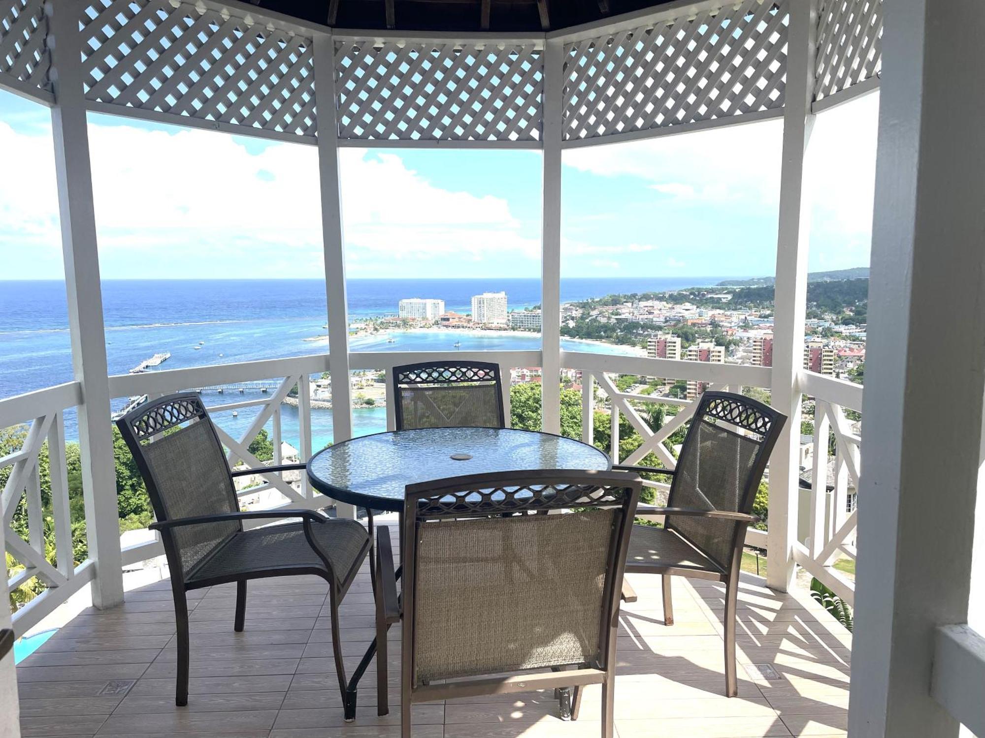 Oceanbreeze Jamaica Penthouse, 7-Minute Walk To Beach أوشو ريوس المظهر الخارجي الصورة