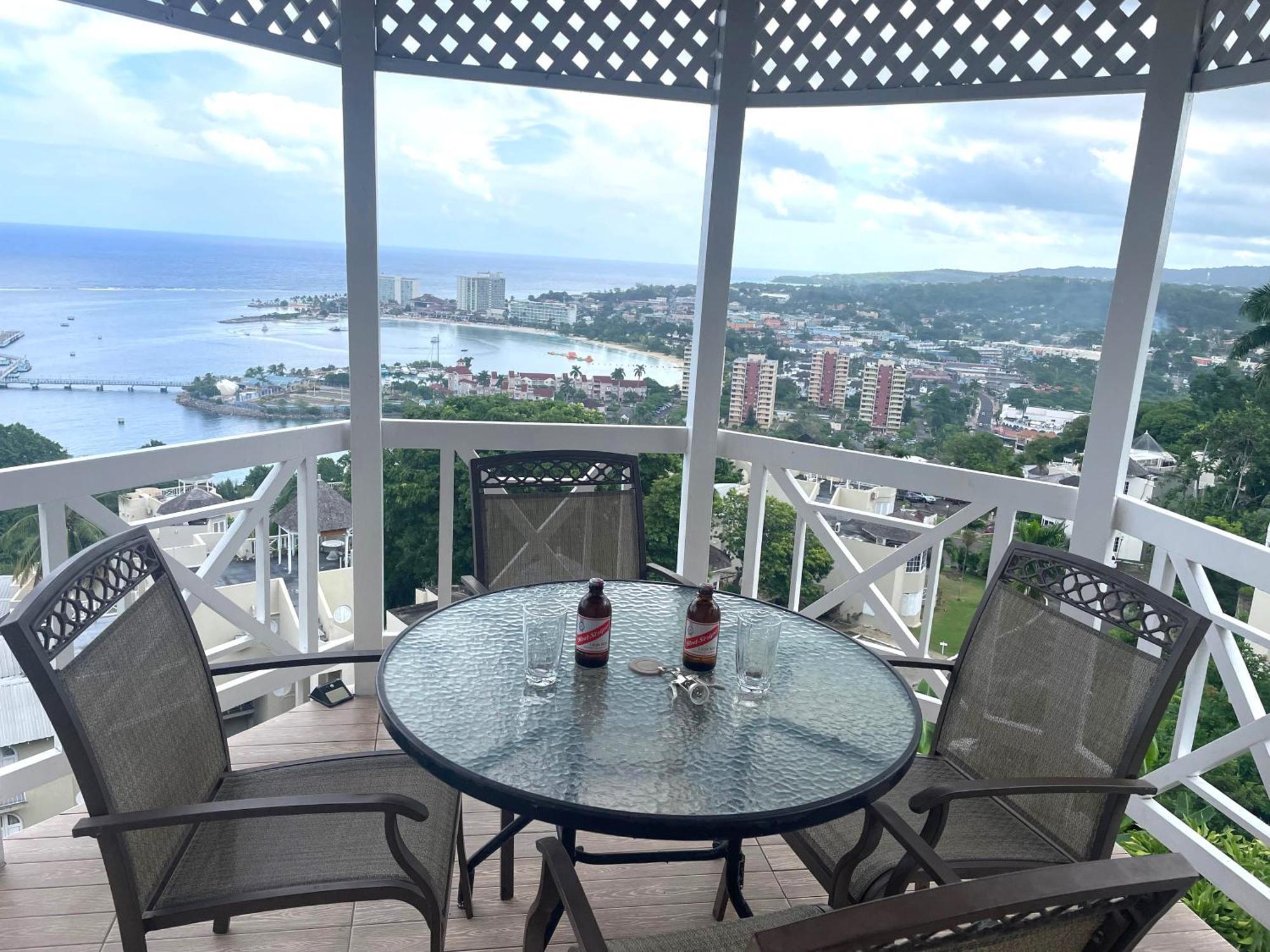 Oceanbreeze Jamaica Penthouse, 7-Minute Walk To Beach أوشو ريوس المظهر الخارجي الصورة