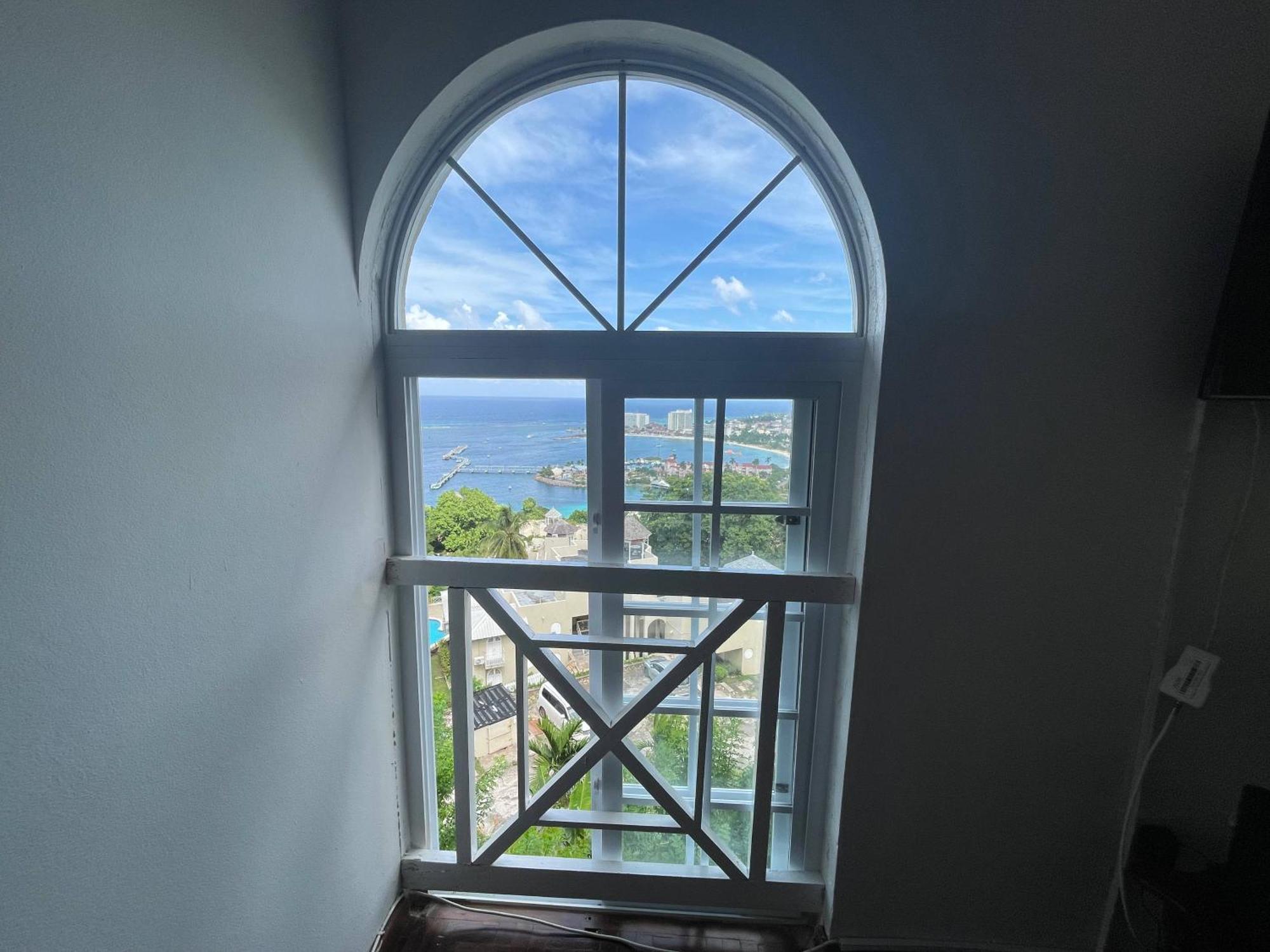 Oceanbreeze Jamaica Penthouse, 7-Minute Walk To Beach أوشو ريوس المظهر الخارجي الصورة