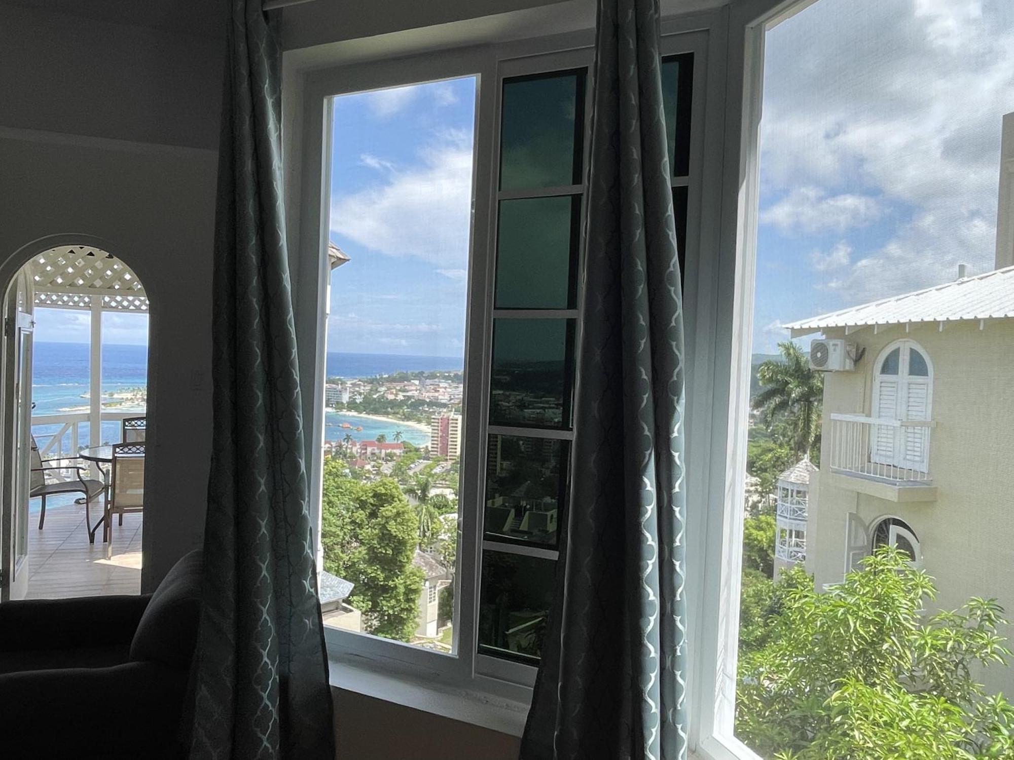 Oceanbreeze Jamaica Penthouse, 7-Minute Walk To Beach أوشو ريوس المظهر الخارجي الصورة