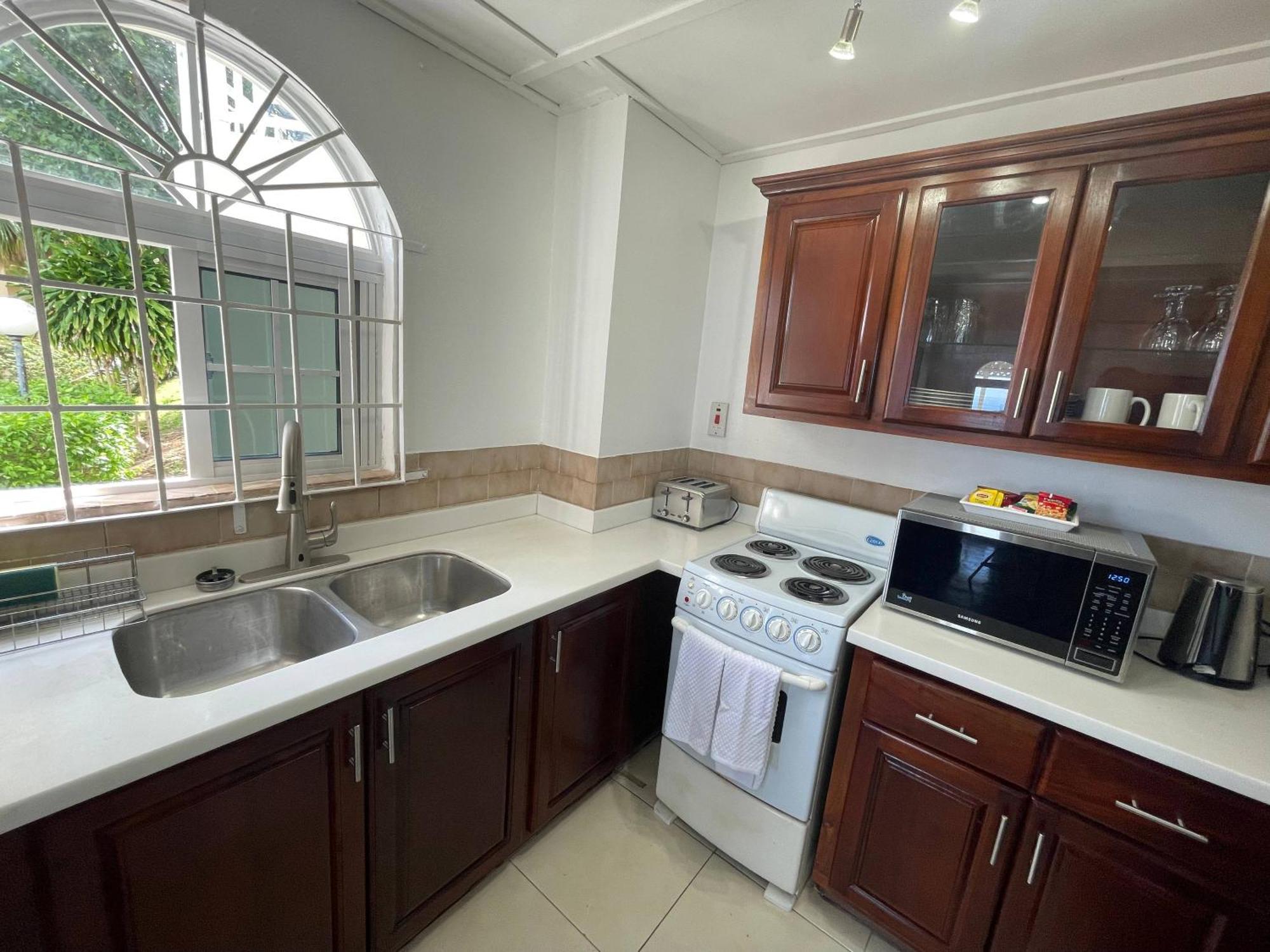 Oceanbreeze Jamaica Penthouse, 7-Minute Walk To Beach أوشو ريوس المظهر الخارجي الصورة