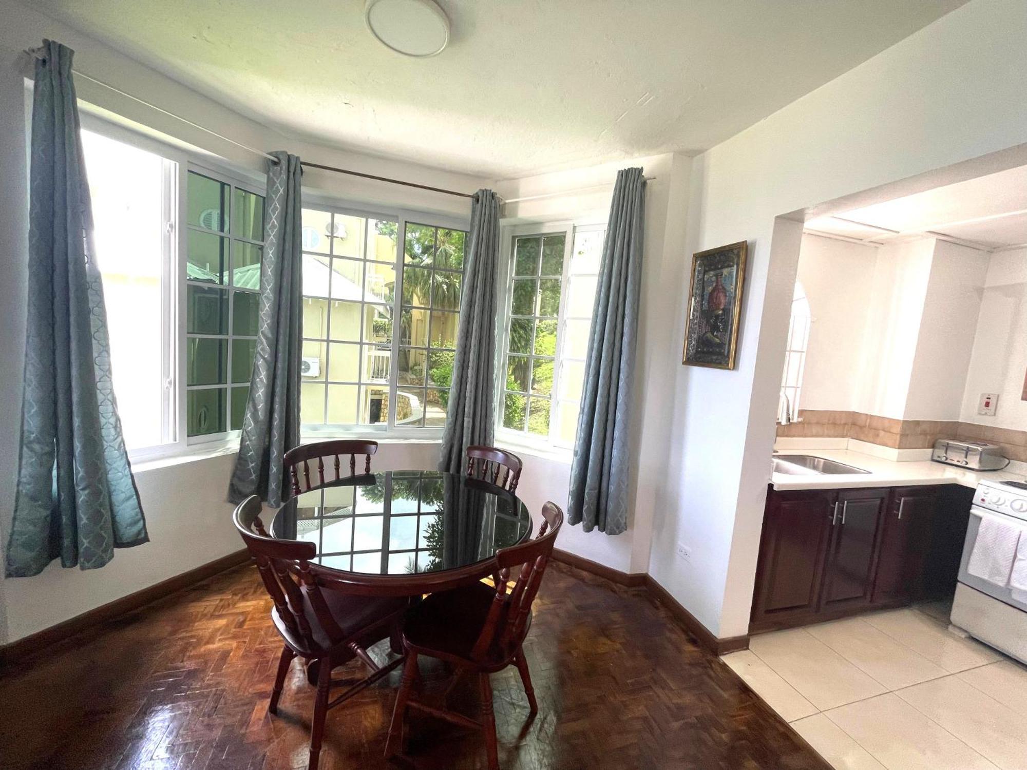 Oceanbreeze Jamaica Penthouse, 7-Minute Walk To Beach أوشو ريوس المظهر الخارجي الصورة