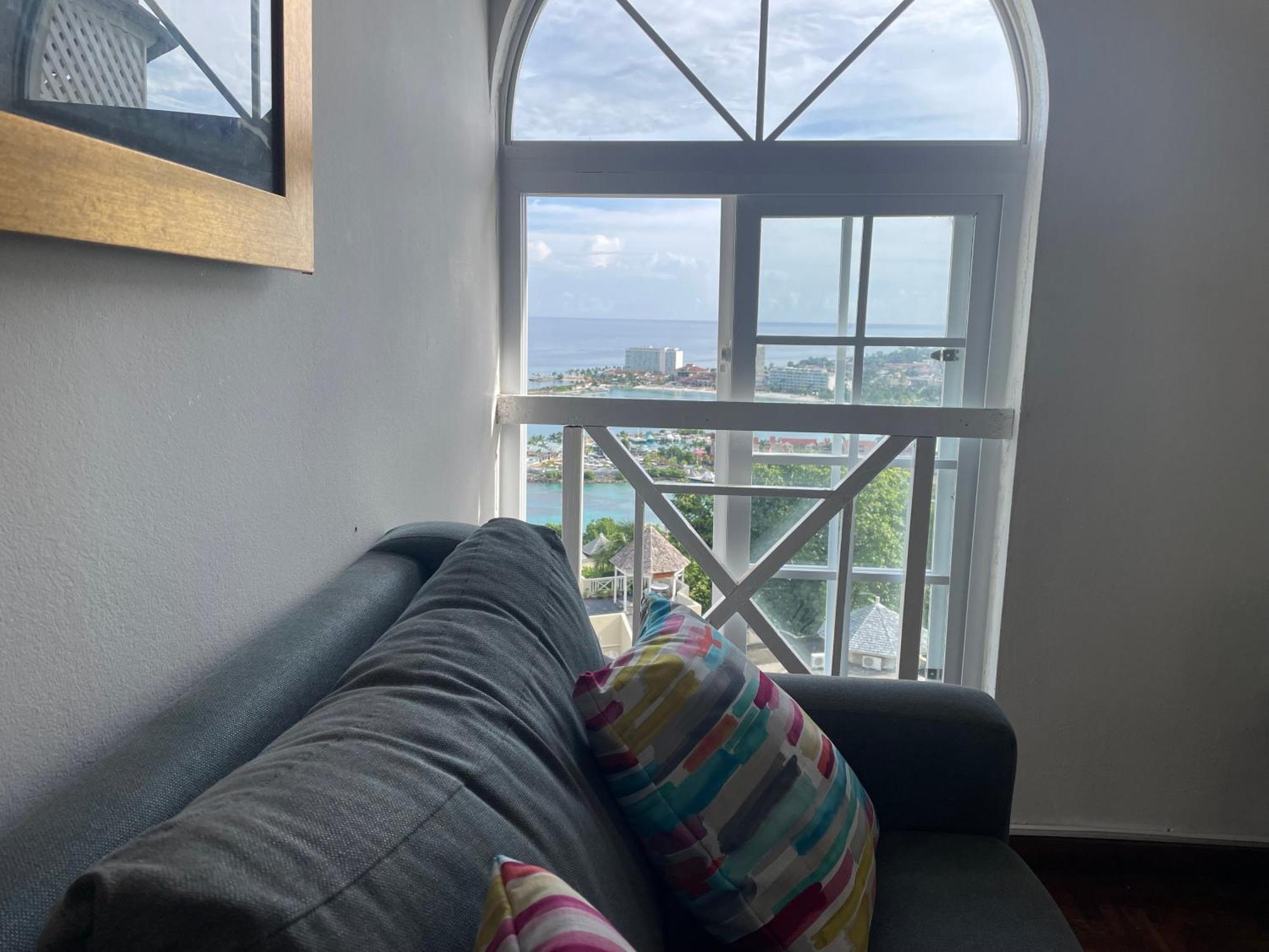 Oceanbreeze Jamaica Penthouse, 7-Minute Walk To Beach أوشو ريوس المظهر الخارجي الصورة